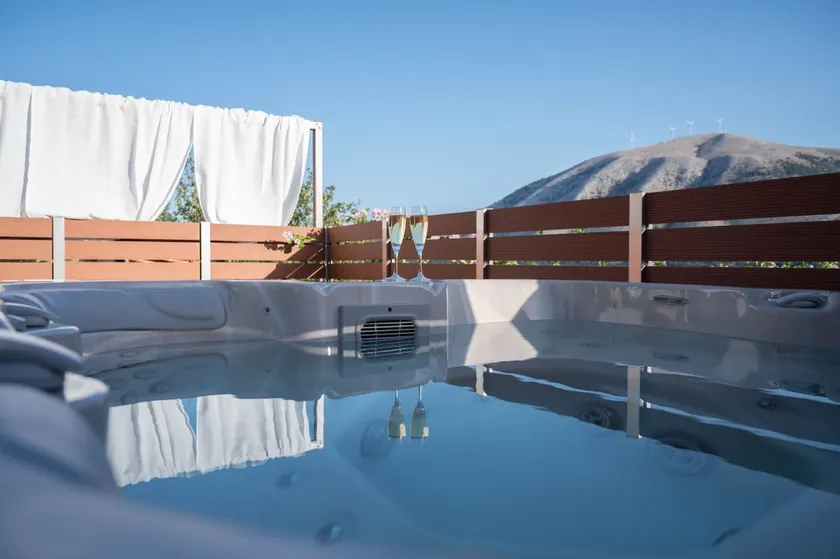 Amici Cottage with Outdoor Jacuzzi - Image 1