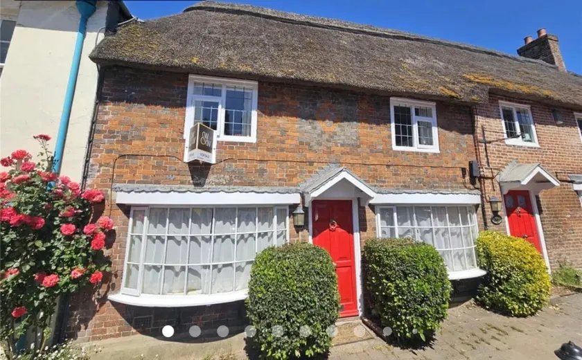 Chocolate box cottage in Downton - Image 1