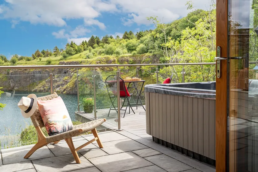 Waterside-luxury lakeside lodge, hot tub & sauna - Image 1