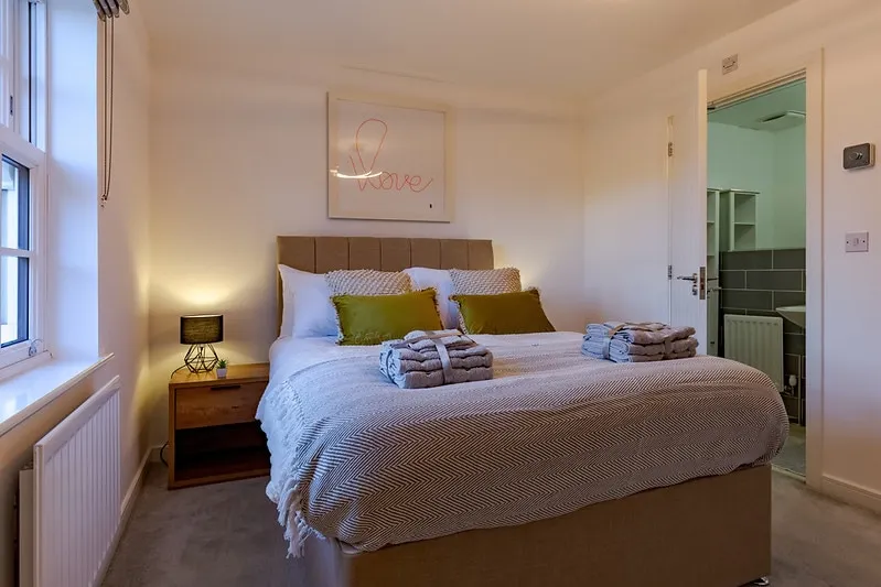 Spacious 3BR, 3BA, Parking Wi-Fi Banbury - Image 1