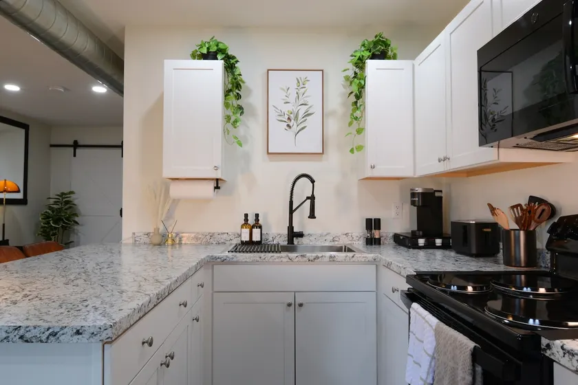 Modern 1BR Near Downtown • Parking • Fast WiFi - Image 1