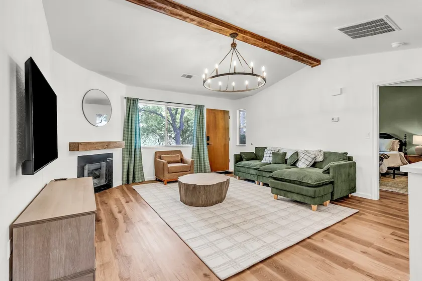 Modern dual-master house near Yosemite - Image 1