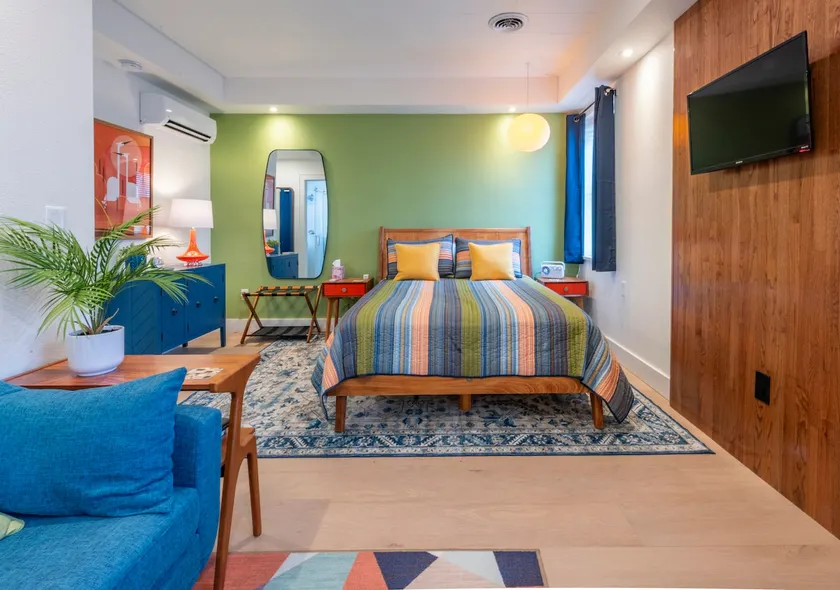 Downtown getaway, new! 2nd floor, no elevator. - Image 1