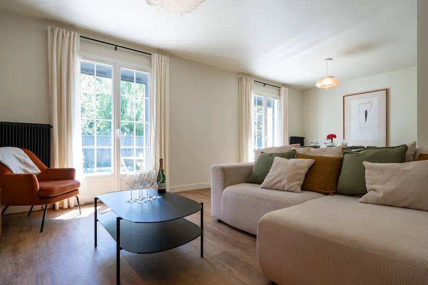 Canal-side house - 3 bedrooms and garden - Image 1