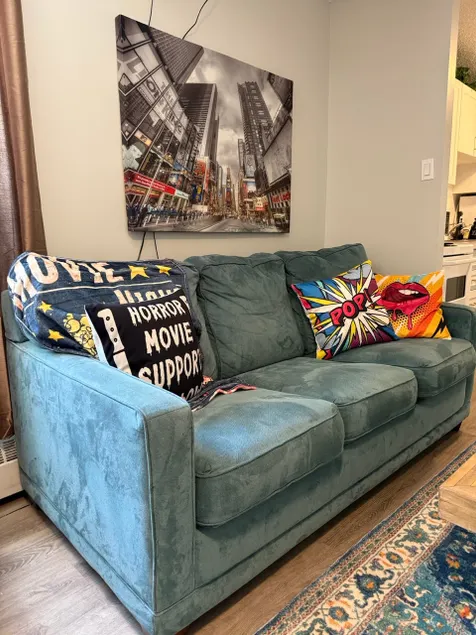 Walking distance to Stampede! Quiet and clean pad - Image 1