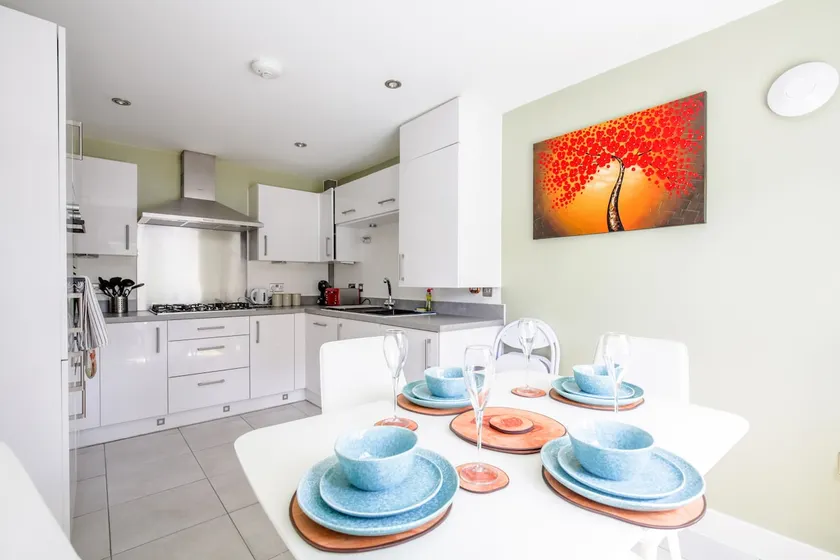 Modern 4-BDR House + Parking | Walk to City Centre - Image 1