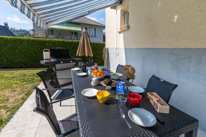 Family house with garden near Aurillac - Image 1