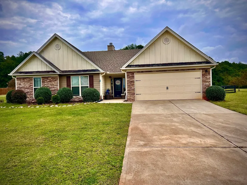4BR home-15 Min to UGA Sleeps 9 - Image 1