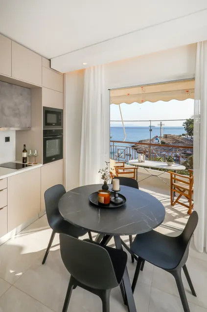 Sunny Seaside Cozy Home - Image 1