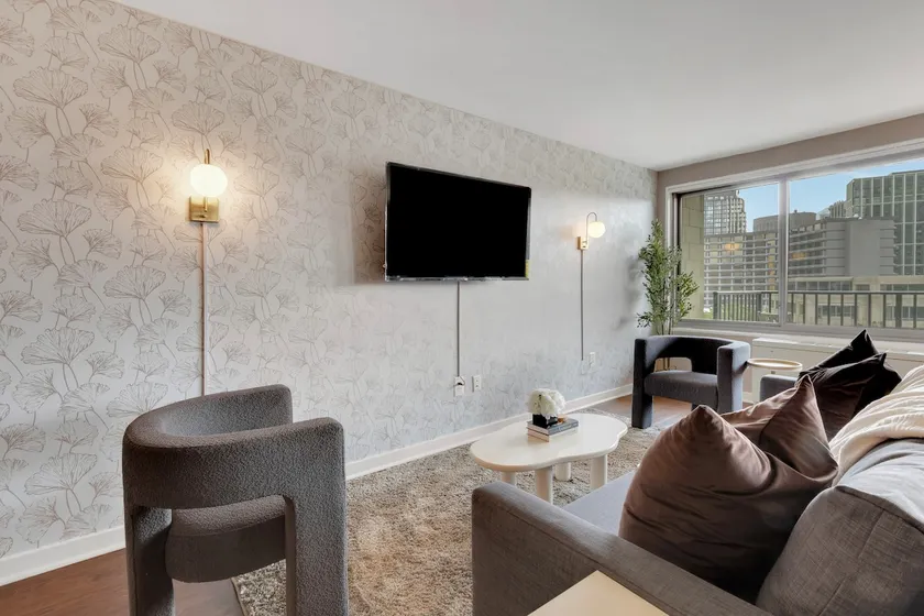 Large 3BDR Family Suite + Balcony, Parking, METRO - Image 1
