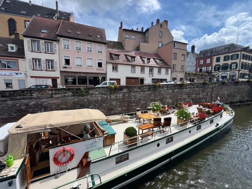 New accommodation with a romantic view of the canal - Image 1