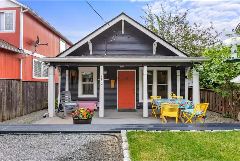 Beautiful English Cottage w Parking, by Light Rail - Image 1