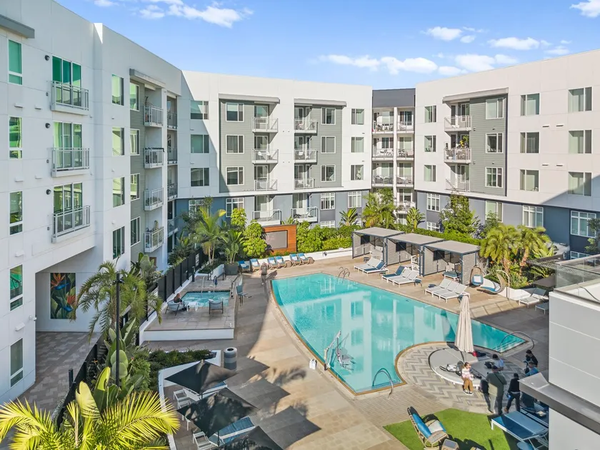 Lux Retreat: Pickleball, Pool, Spa, Gym, King Beds - Image 1