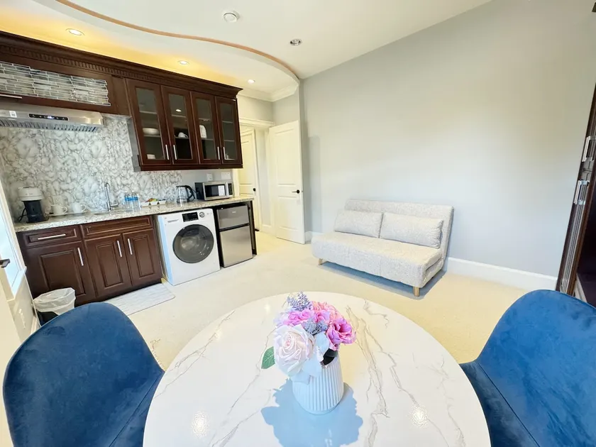 Cozy Private Suite with Living Space near Dyke - Image 1