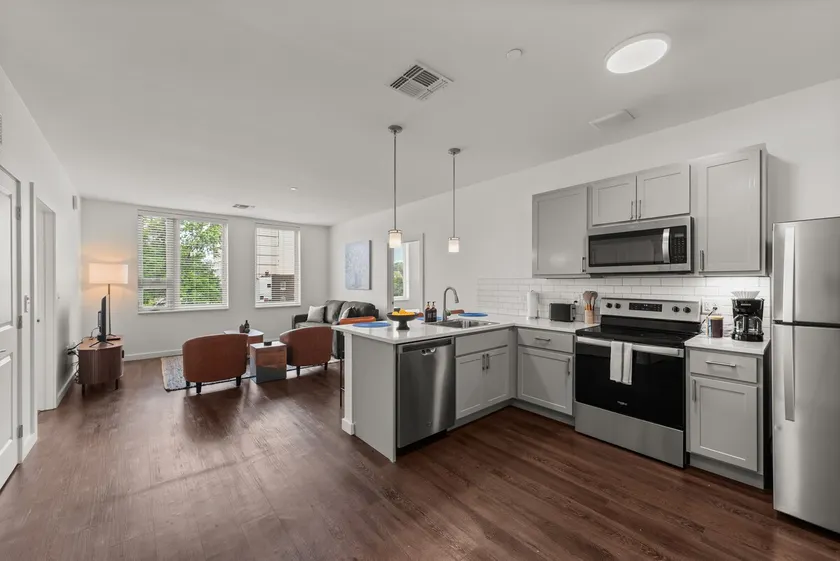 2BR Near Clinic & Case Western w/ Parking - Image 1