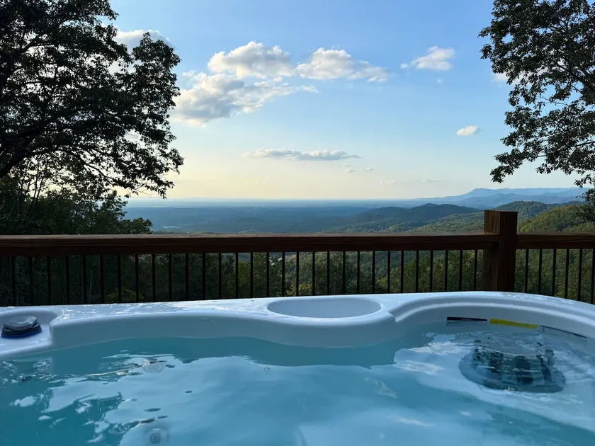 Breathtaking Mountain Views & Private Hot Tub - Image 1
