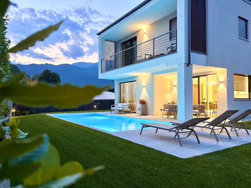 Soak in Luxury Rooftop Jacuzzi Lakefront - Image 1