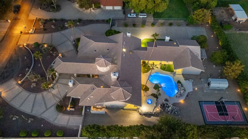 Pickleball Paradise Villa, Sleeps 22-Heatable Pool - Image 1