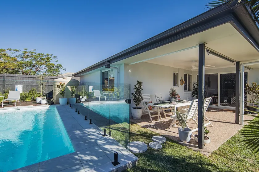 Nora Poolhouse, Sunny Family Home near essentials - Image 1