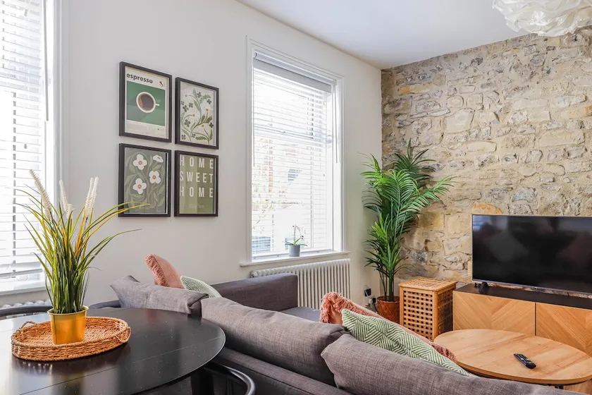 Georgia Suite I Modern 1BR Apartment I Sleeps 4 I Near Gavin and Stacey House I Barry High Street I Barry Train Station I Barry Island I WiFi I Parking and Easy Cardiff Access - Image 1