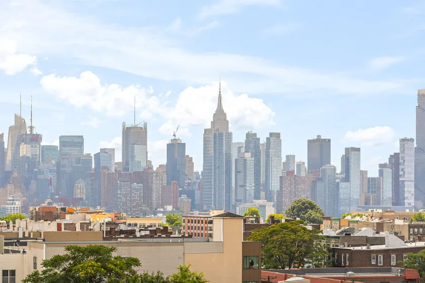 Skyline of city view * King size bed*parking - Image 1