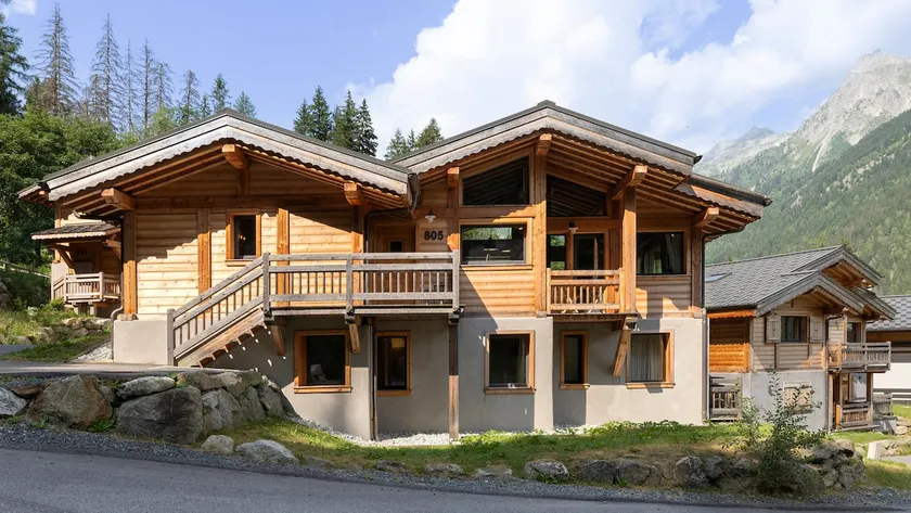 4BR 4BTH Chalet | Jacuzzi | NordicBath - Image 1