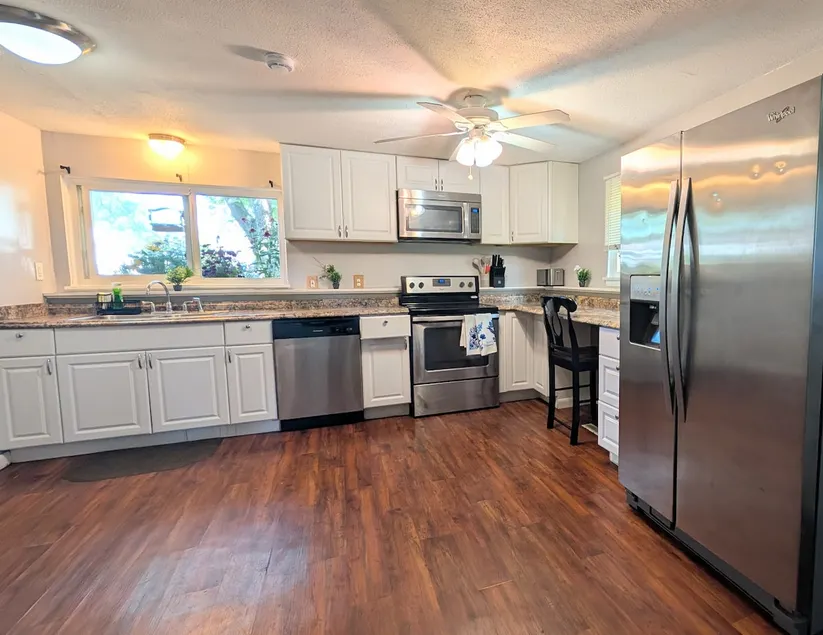 Fully Furnished – Family & Group Friendly Home - Image 1
