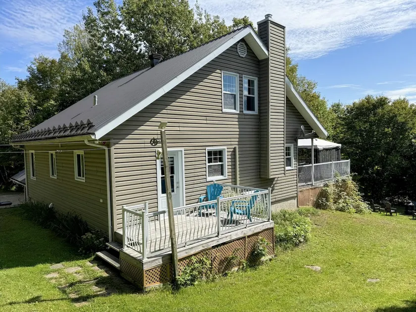 Family cottage with lake access and game room - Image 1