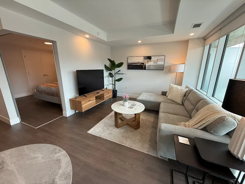 Bright, spotless and modern 1 BR with gym - Image 1