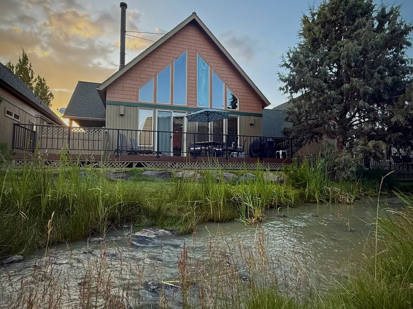 Creekside Chalet with private hot tub and BBQ, - Image 1