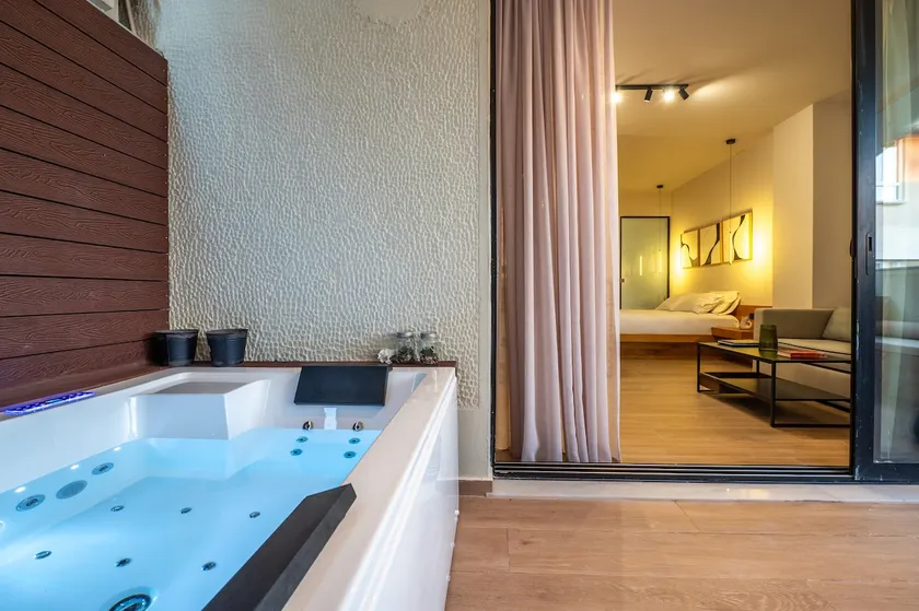 Apt with Jacuzzi in Balcony. Best location Athens! - Image 1
