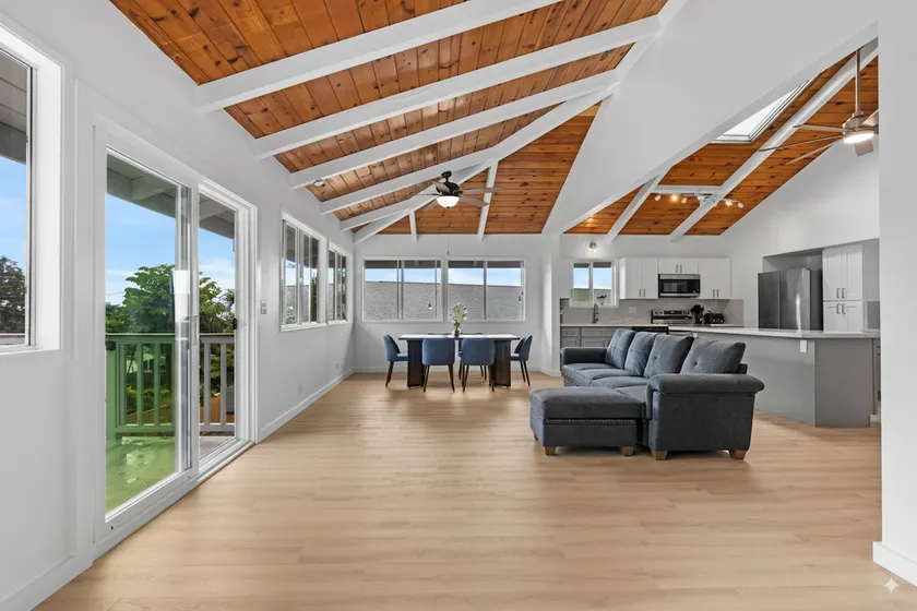 3BR w/ AC, Vaulted Ceilings & Lanai, Near Airport - Image 1