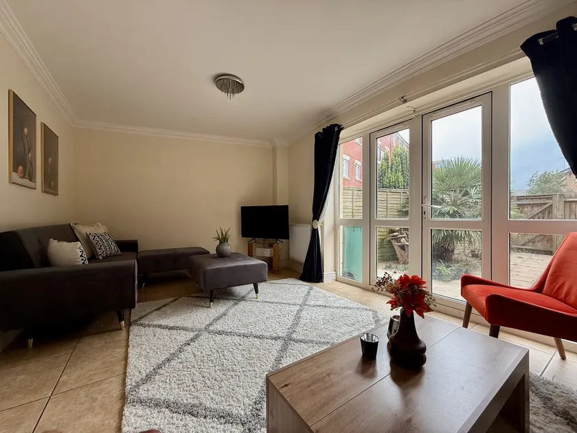 Spacious 5BR, Cheltenham Town centre, inc parking - Image 1