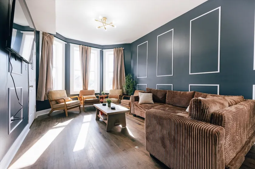 Spacious Arcade Apt for 12 Guests 10 min Downtown - Image 1