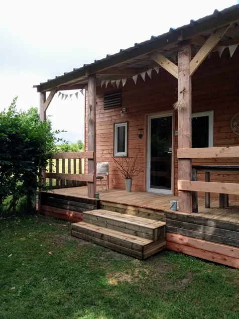 Chalet, double bathtub and dwarf goats. - Image 1