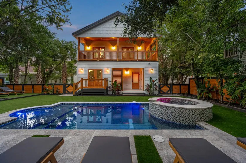 Luxury Retreat Downtown Pool Spa Sleeps 14 - Image 1