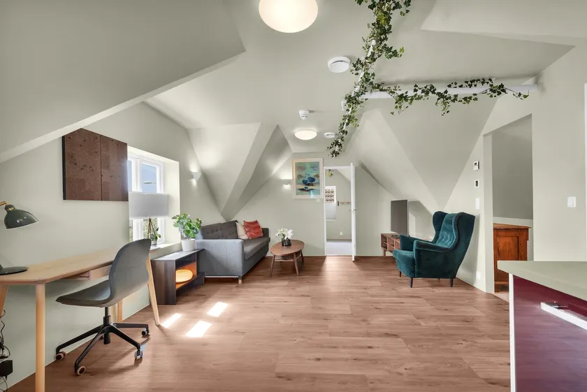Central top floor apartment - Image 1