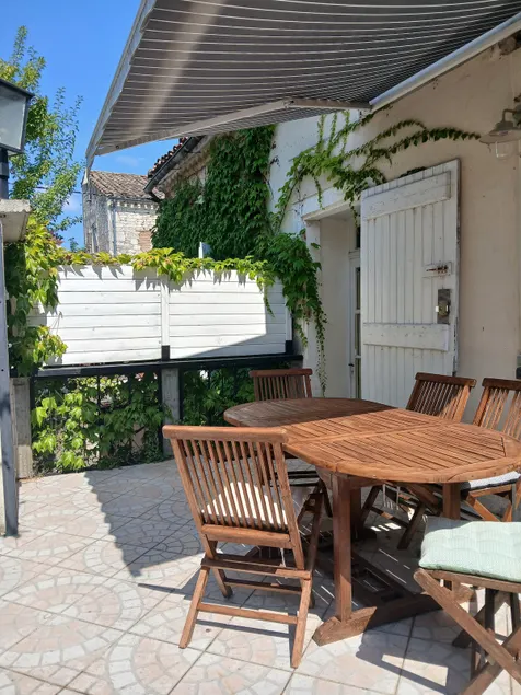 Charming 3-bedroom cottage + terrace in the heart of Montcuq - Image 1