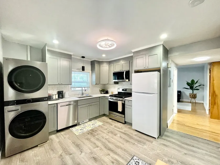 Cozy 3-Beds in 2-Bedrooms Apartment Near Quincy Adams - Image 1
