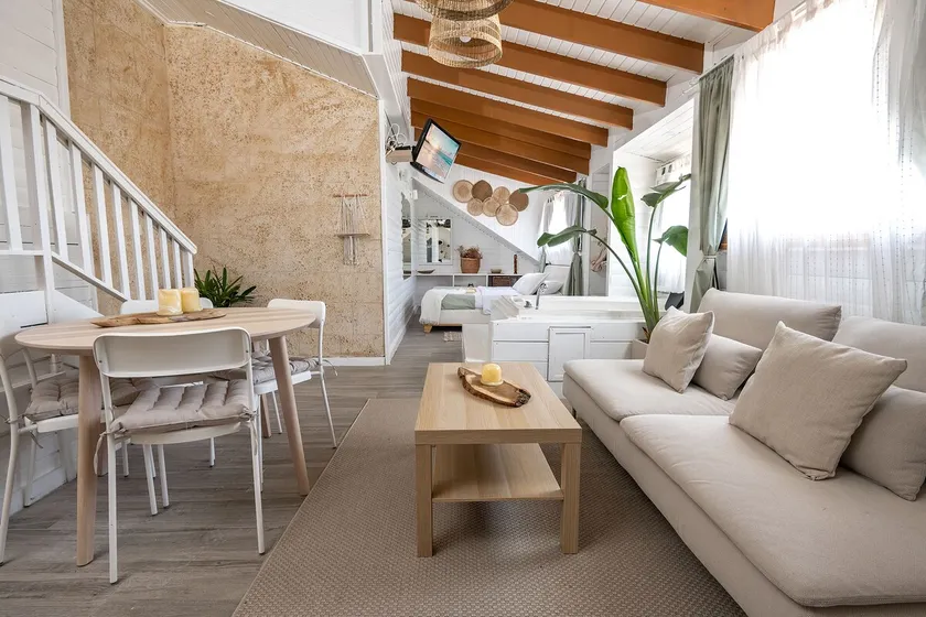 The Romantic Pearl–A suite with a shard pool - Image 1