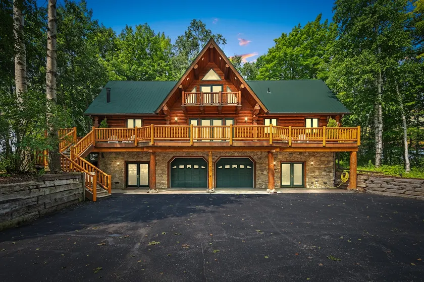 Egg Harbor Cozy and Spacious Log Cabin/Outside Bar - Image 1
