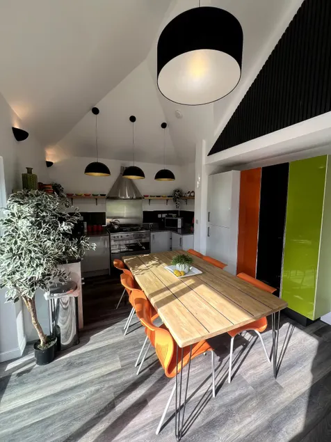 Bright and Spacious 4-Bed Flat - Image 1