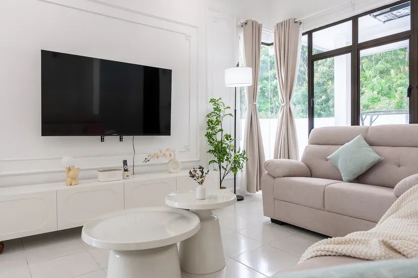 9min to GolfClub/SelgateHosp | 4R Corner 2Sty Hse - Image 1