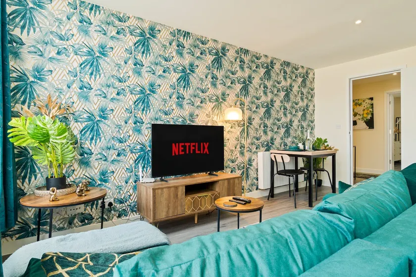 Stylish 1-Bed Central getaway with Cathedral Views - Image 1