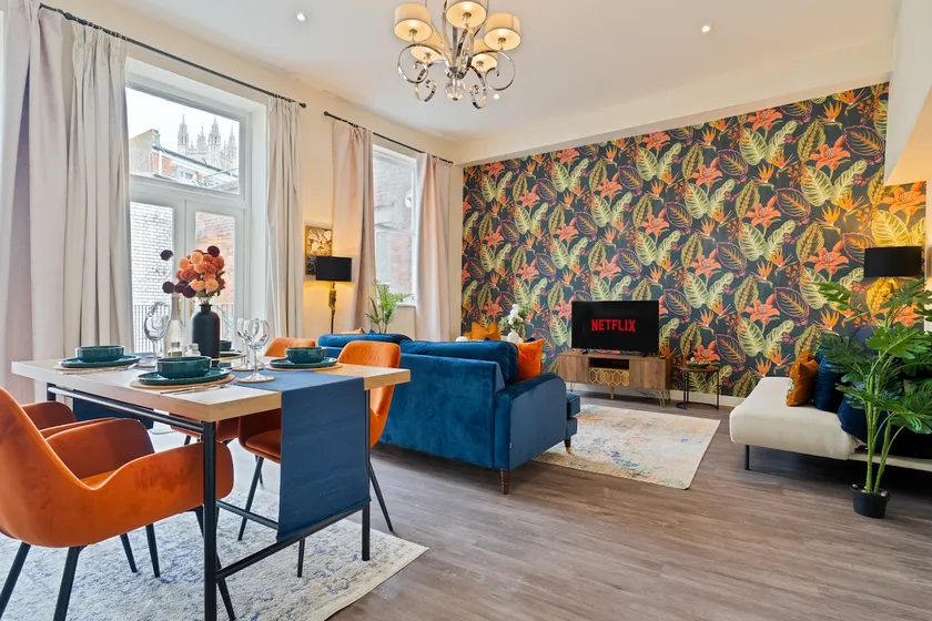 Spacious City Centre 2 Bedroom Penthouse with Cathedral Views - Image 1