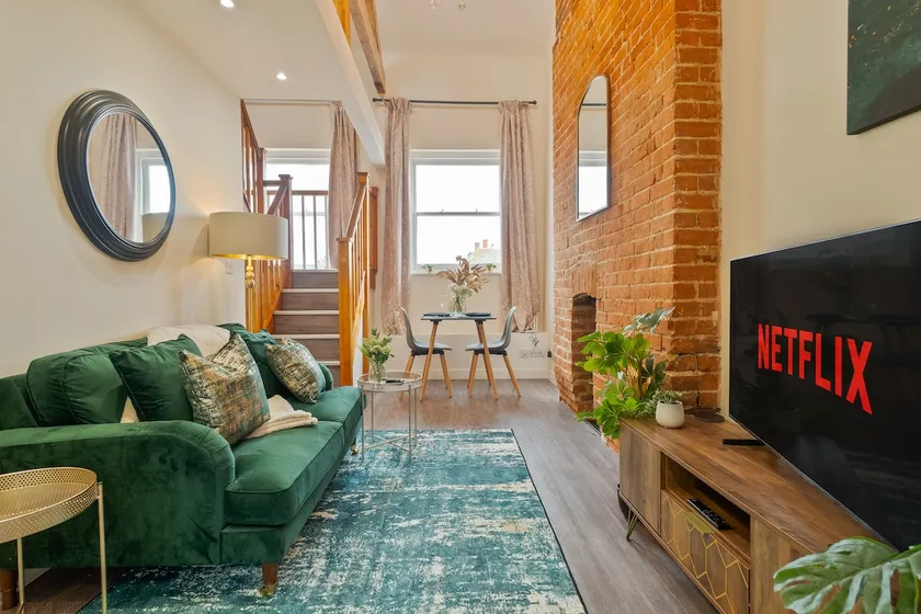 Unique Rooftop 2 Bedroom Retreat in Canterbury City Centre - Sleeps 4 - Image 1