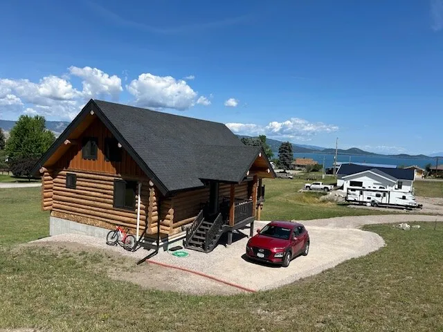 Enjoy entire log home this fall at great rates! - Image 1