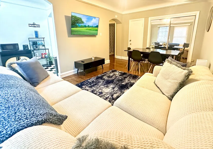 Cozy & Stylish 1 BD Near City+Airport - Image 1