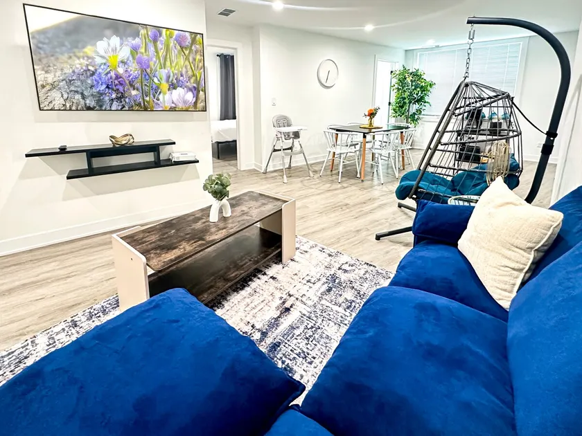 Modern + Lux 2BD Near City + Airport - Image 1