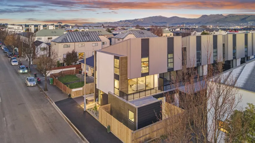 Newly Built 3 Bedroom Townhouse - Your Base to Explore the CBD - Image 1